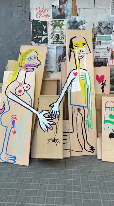 Amor castúo – street art in Barcelona: scene from the Art Is Trash video by Francisco de Pájaro