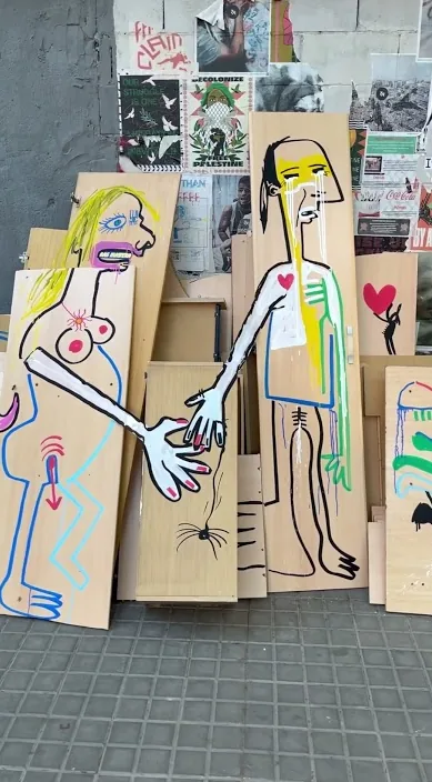 Amor castúo – street art in Barcelona: scene from the Art Is Trash video by Francisco de Pájaro