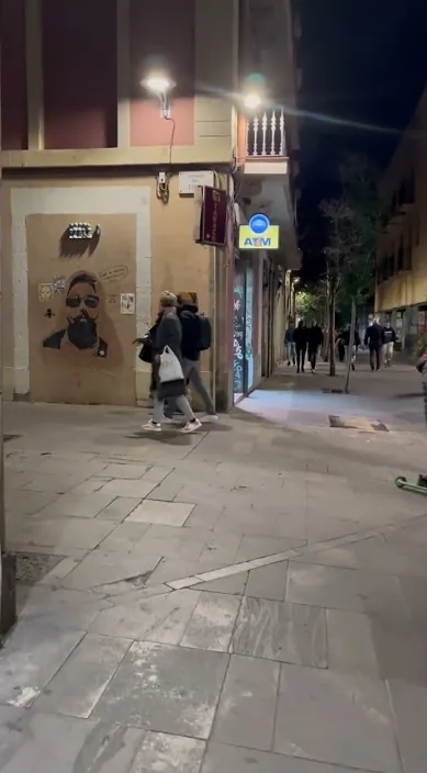 Amor en tiempos revueltos – street art in Barcelona: scene from the Art Is Trash video by Francisco de Pájaro