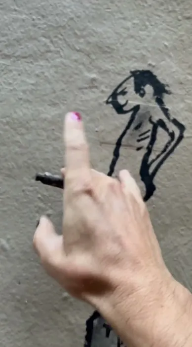 Antes roto que doblarme. www. es – street art in Barcelona: scene from the Art Is Trash video by Francisco de Pájaro