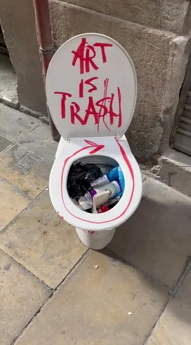 Arte – street art in Barcelona: scene from the Art Is Trash video by Francisco de Pájaro