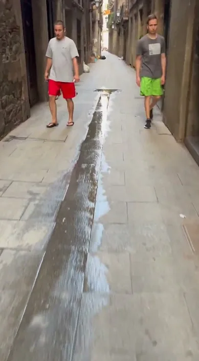 Bcn – street art: scene from the Art Is Trash video by Francisco de Pájaro