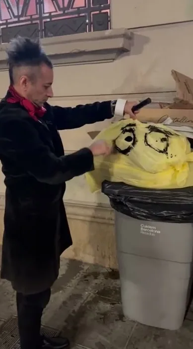 Bcn nocturna – street art: scene from the Art Is Trash video by Francisco de Pájaro