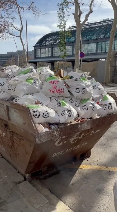 BOLSAS www. es – street art in Barcelona: scene from the Art Is Trash video by Francisco de Pájaro