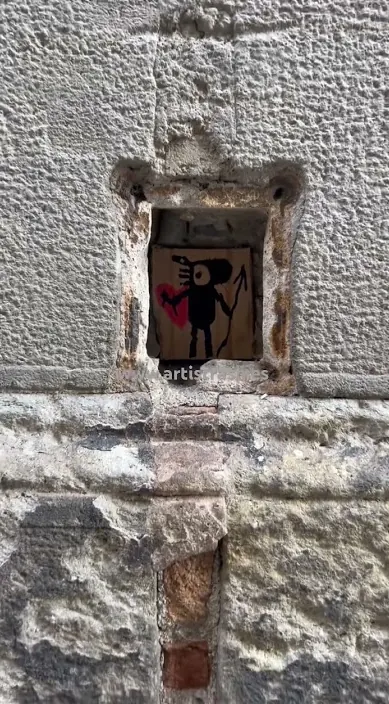 Caballito con escudo – street art in Barcelona: scene from the Art Is Trash video by Francisco de Pájaro