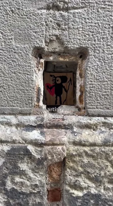 Caballito con escudo – street art in Barcelona: scene from the Art Is Trash video by Francisco de Pájaro