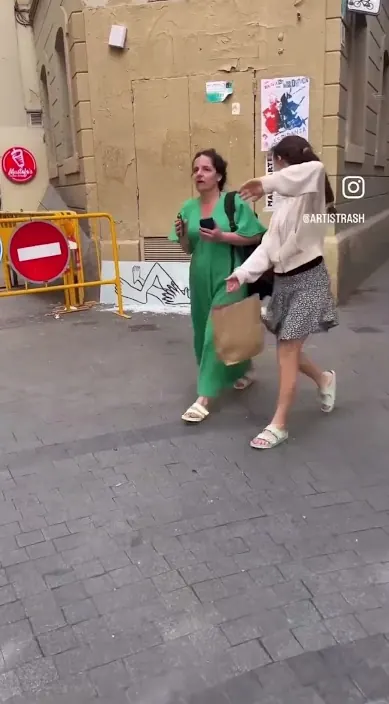 Con lo que hay sin moverlo – street art in Barcelona: scene from the Art Is Trash video by Francisco de Pájaro