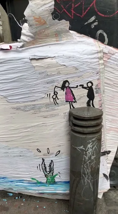 Conflicto de pareja. es – street art: scene from the Art Is Trash video by Francisco de Pájaro