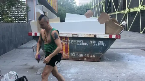 Convirtiendo un contenedor de basura en arte - Ver final en el próximo vídeo – street art in Barcelona: scene from the Art Is Trash video by Francisco de Pájaro
