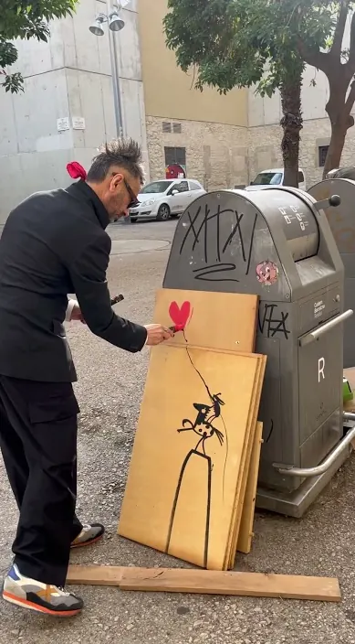 Corazón – street art in Barcelona: scene from the Art Is Trash video by Francisco de Pájaro