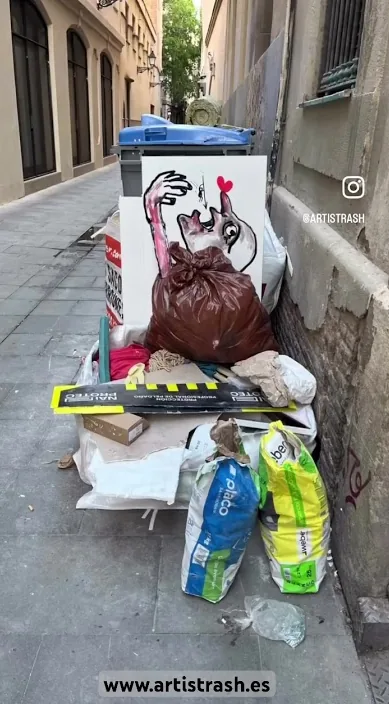 Despojándome – street art in Barcelona: scene from the Art Is Trash video by Francisco de Pájaro