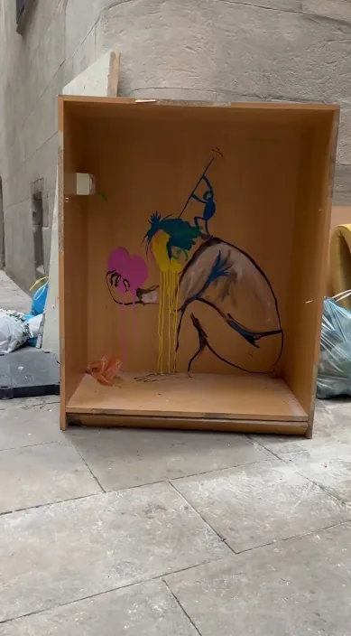 Desposeído de amor es – street art: scene from the Art Is Trash video by Francisco de Pájaro