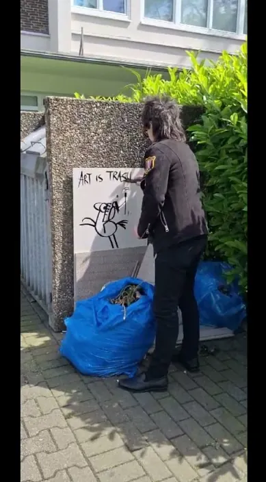 Düsseldorf – street art: scene from the Art Is Trash video by Francisco de Pájaro