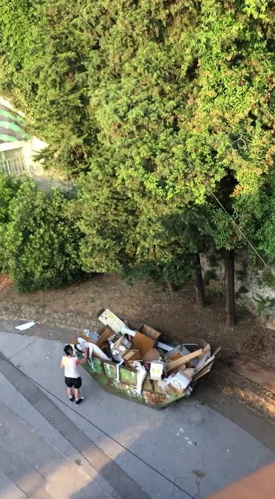 El contenedor de basura – street art in Barcelona: scene from the Art Is Trash video by Francisco de Pájaro