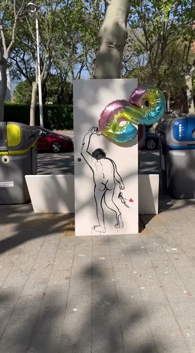 El hombre del globo – street art in Barcelona: scene from the Art Is Trash video by Francisco de Pájaro