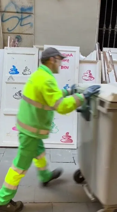 En BCN se come muy bien www. es – street art: scene from the Art Is Trash video by Francisco de Pájaro