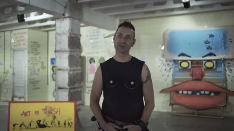 Entrevista – street art in Barcelona: scene from the Art Is Trash video by Francisco de Pájaro