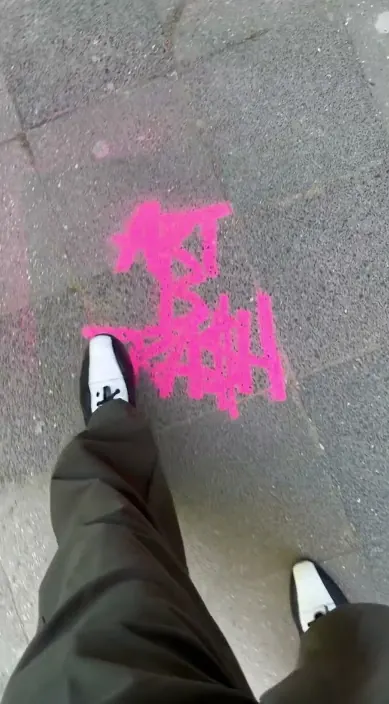 Exponiendo en düsseldorf – street art: scene from the Art Is Trash video by Francisco de Pájaro