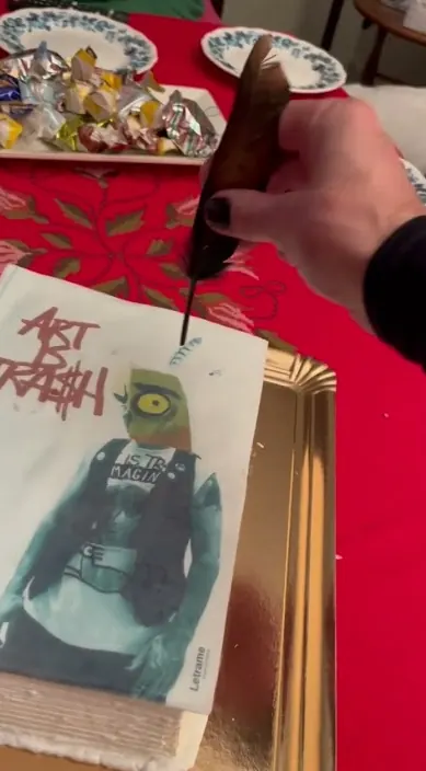 Feliz navidad www. es – street art in Barcelona: scene from the Art Is Trash video by Francisco de Pájaro