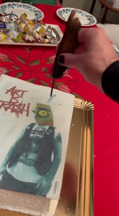 Feliz navidad www. es – street art in Barcelona: scene from the Art Is Trash video by Francisco de Pájaro