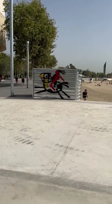 Guerrero en barcelona – street art: scene from the Art Is Trash video by Francisco de Pájaro