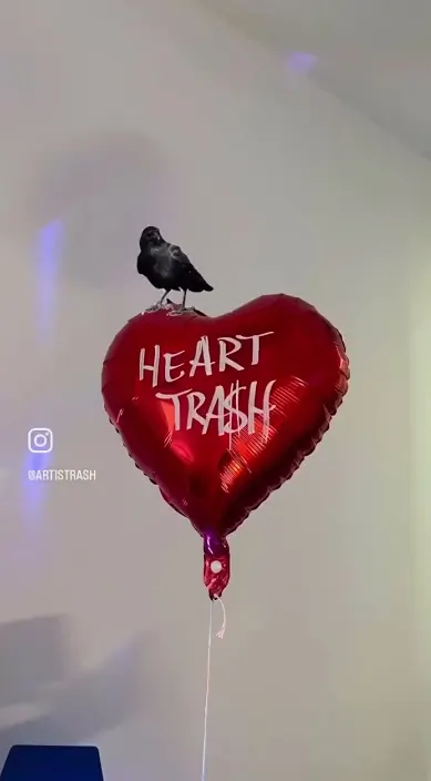 Heart trash düsseldorf – street art: scene from the Art Is Trash video by Francisco de Pájaro