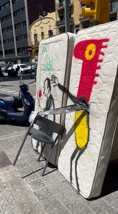 Instalación espontánea es – street art: scene from the Art Is Trash video by Francisco de Pájaro