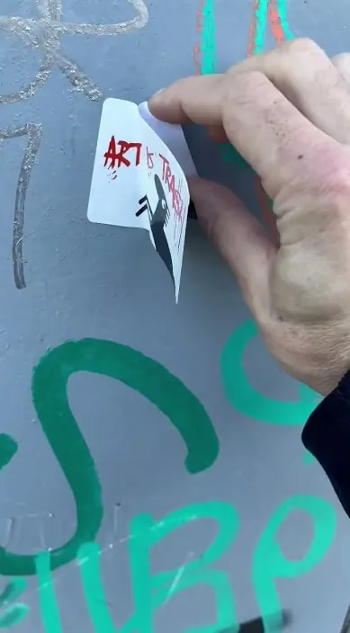 Kiss me. es – street art in Barcelona: scene from the Art Is Trash video by Francisco de Pájaro