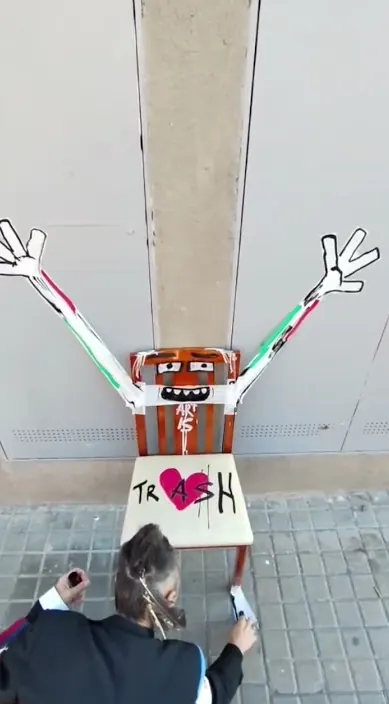 La aprendiz de la basura – street art in Barcelona: scene from the Art Is Trash video by Francisco de Pájaro