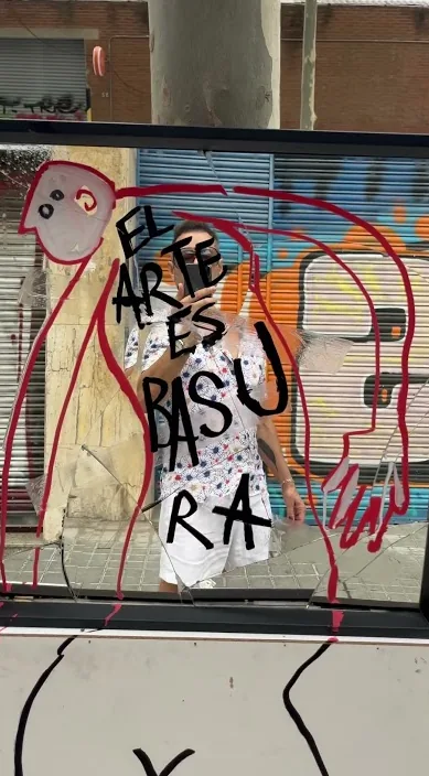 “El arte es basura” painted with figures on a shop shutter, Barcelona, Art Is Trash
