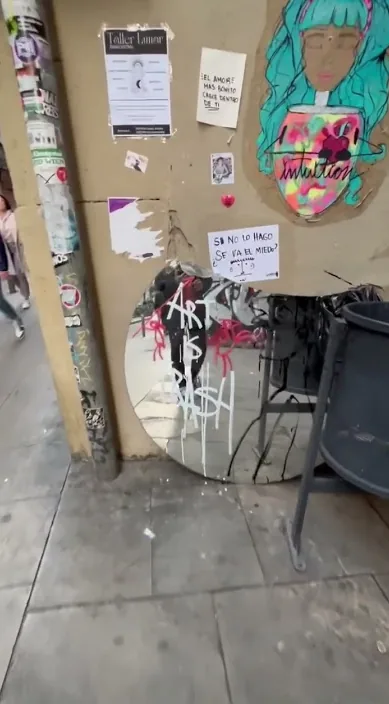 La heroína. es – street art: scene from the Art Is Trash video by Francisco de Pájaro
