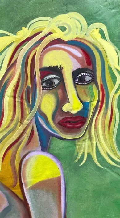 La más fea – street art in Barcelona: scene from the Art Is Trash video by Francisco de Pájaro