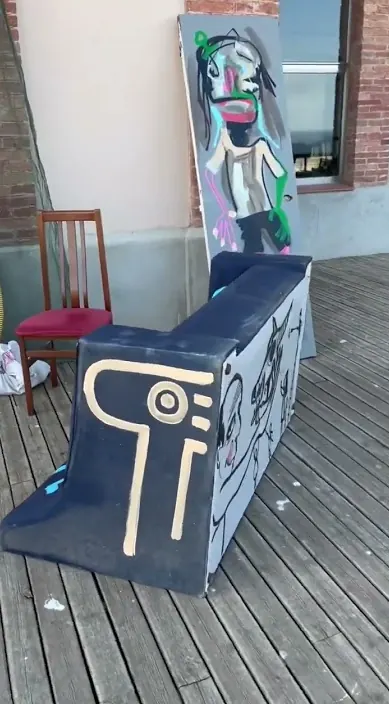 La mesa puesta es – street art: scene from the Art Is Trash video by Francisco de Pájaro