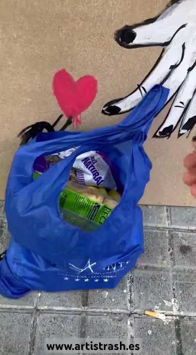 La ofrenda – street art in Barcelona: scene from the Art Is Trash video by Francisco de Pájaro