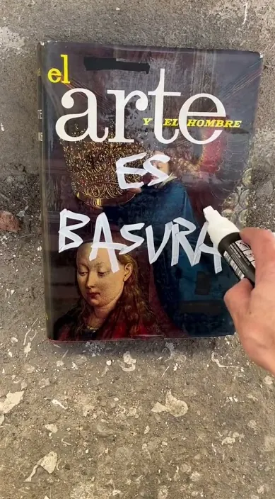 La sociedad. es – street art: scene from the Art Is Trash video by Francisco de Pájaro