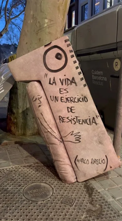 La vida – street art in Barcelona: scene from the Art Is Trash video by Francisco de Pájaro