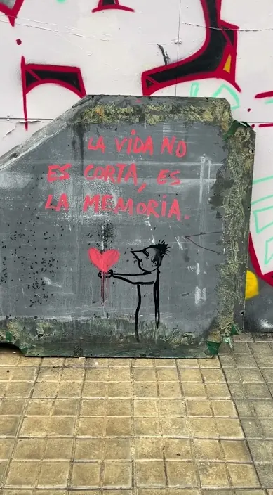 La vida – street art in Barcelona: scene from the Art Is Trash video by Francisco de Pájaro