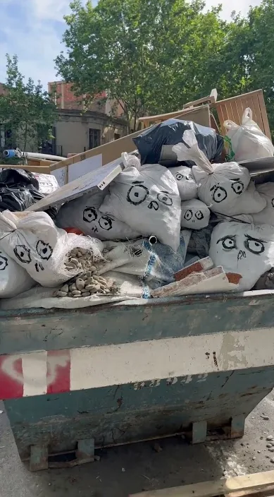 La vida es muy emocionante. es – street art: scene from the Art Is Trash video by Francisco de Pájaro