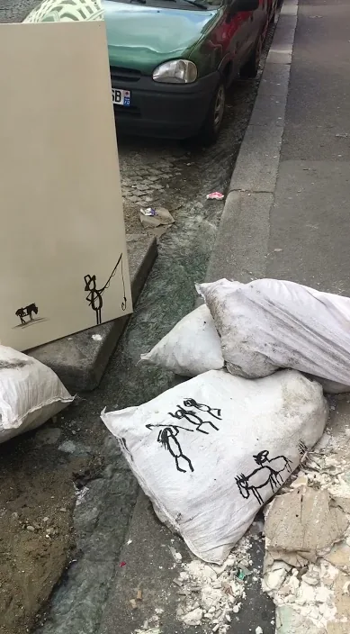 Lo que la corriente se lleva. París, 2017 – street art in Barcelona: scene from the Art Is Trash video by Francisco de Pájaro