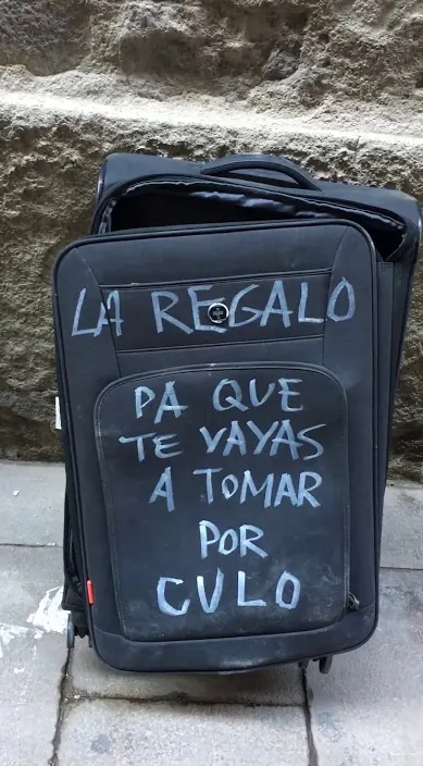 Maleta de viaje para aludidos – street art in Barcelona: scene from the Art Is Trash video by Francisco de Pájaro