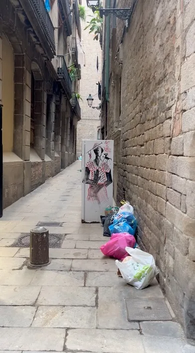 Maniquí gótico – street art in Barcelona: scene from the Art Is Trash video by Francisco de Pájaro