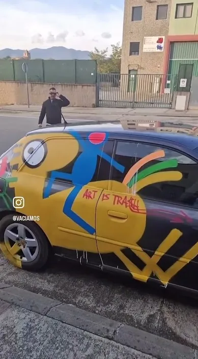 Me descubren pintando un coche – street art in Barcelona: scene from the Art Is Trash video by Francisco de Pájaro