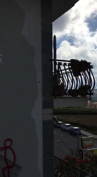 Mural – street art in Barcelona: scene from the Art Is Trash video by Francisco de Pájaro
