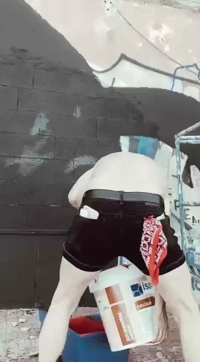 Mural en Mahón - Menorca. Work in progress – street art in Barcelona: scene from the Art Is Trash video by Francisco de Pájaro