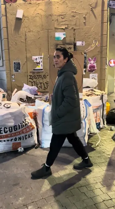 Olor a pachuli – street art in Barcelona: scene from the Art Is Trash video by Francisco de Pájaro
