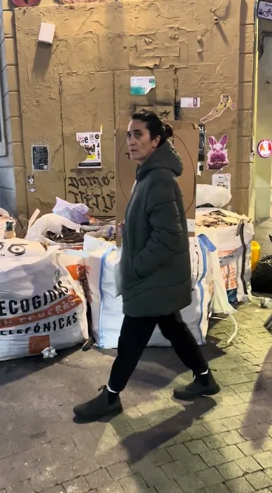Olor a pachuli – street art in Barcelona: scene from the Art Is Trash video by Francisco de Pájaro