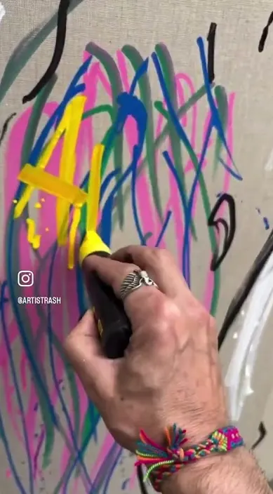 Parece que va a llover – street art in Barcelona: scene from the Art Is Trash video by Francisco de Pájaro