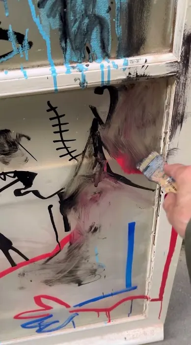 Por la ventana – street art in Barcelona: scene from the Art Is Trash video by Francisco de Pájaro