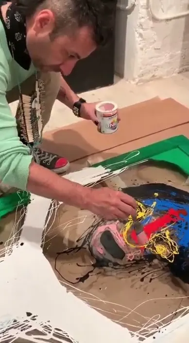 Puerta reciclada – street art in Barcelona: scene from the Art Is Trash video by Francisco de Pájaro
