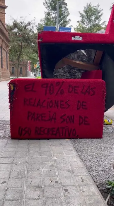 Relaciones de pareja – street art in Barcelona: scene from the Art Is Trash video by Francisco de Pájaro